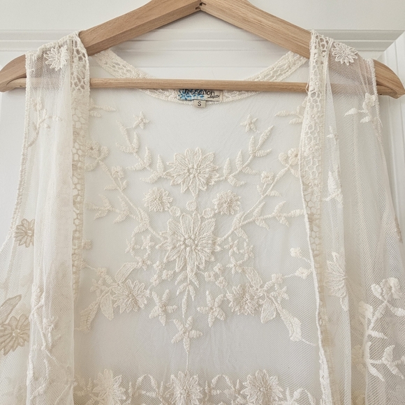 Chic Lace Vest in Cream - Picture 11 of 12